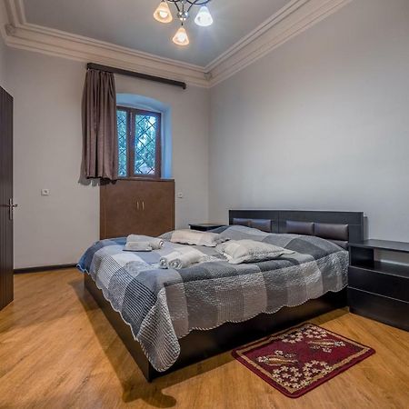 Apartments Near Metekhi Cathedral Тбилиси Екстериор снимка