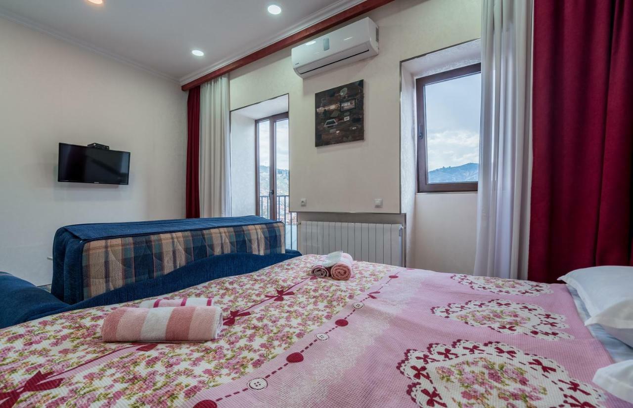 Apartments Near Metekhi Cathedral Тбилиси Екстериор снимка