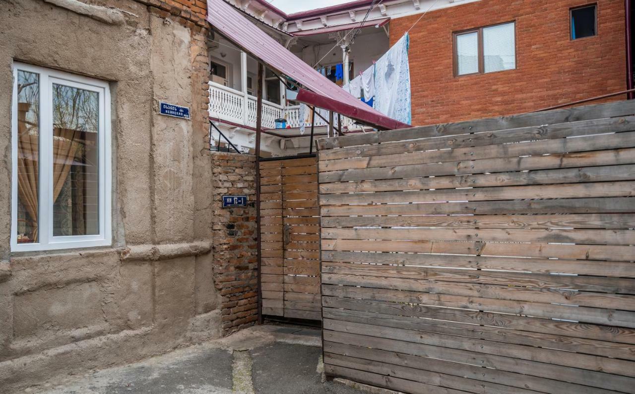 Apartments Near Metekhi Cathedral Тбилиси Екстериор снимка