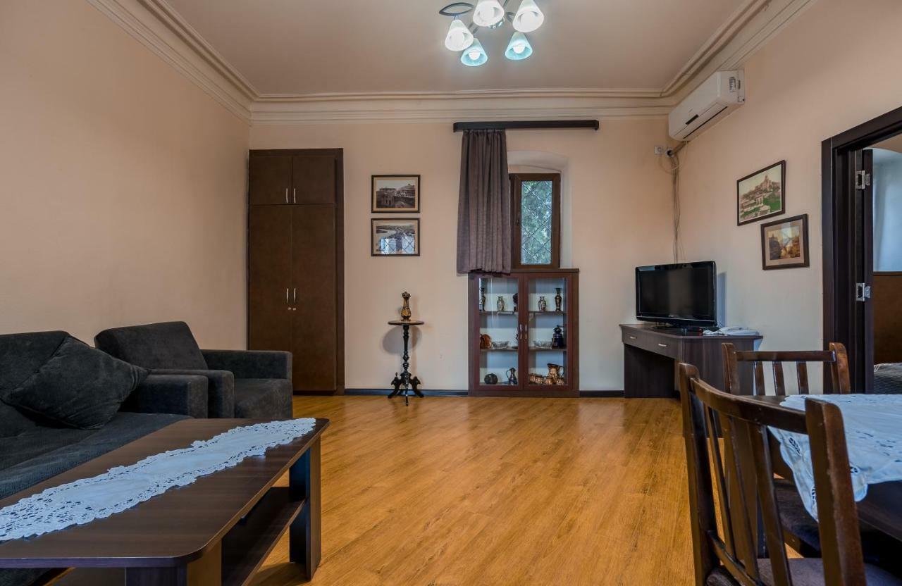 Apartments Near Metekhi Cathedral Тбилиси Екстериор снимка